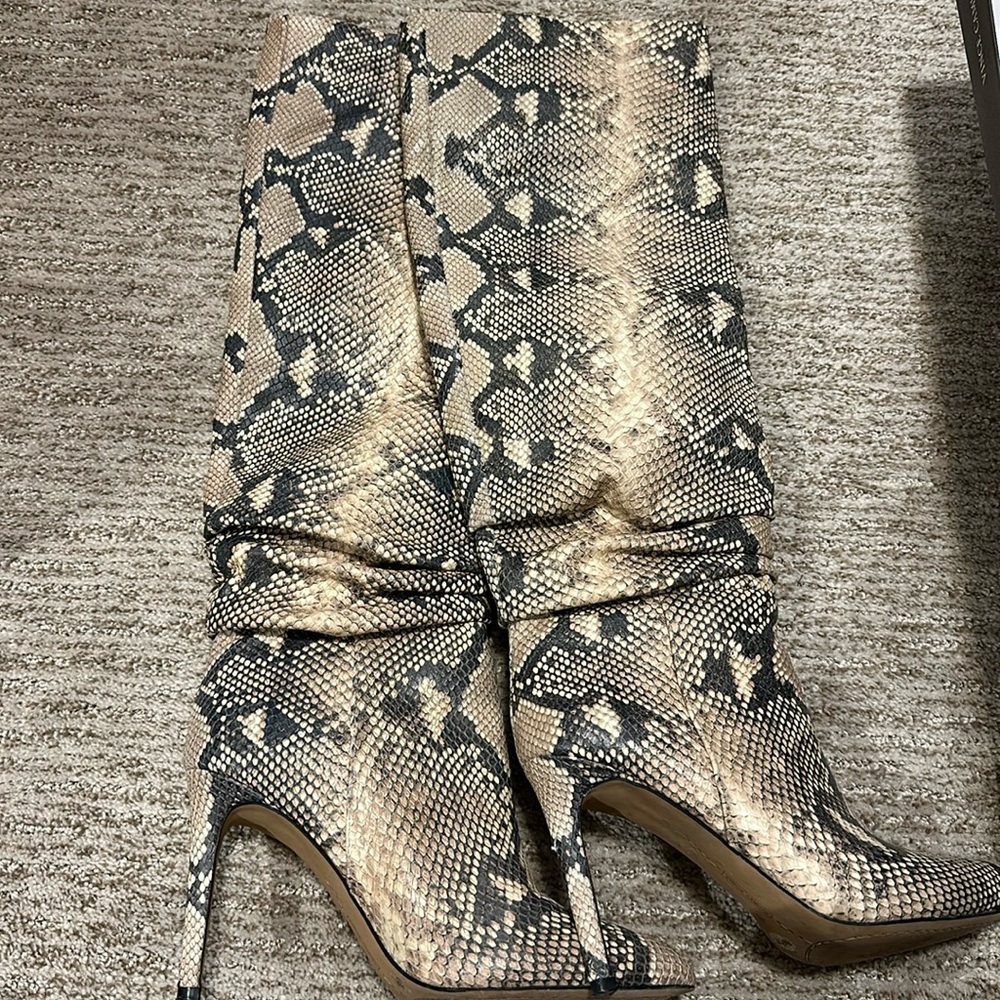 Gorgeous trendy slouch knee high boots! Worn once. Great condition.